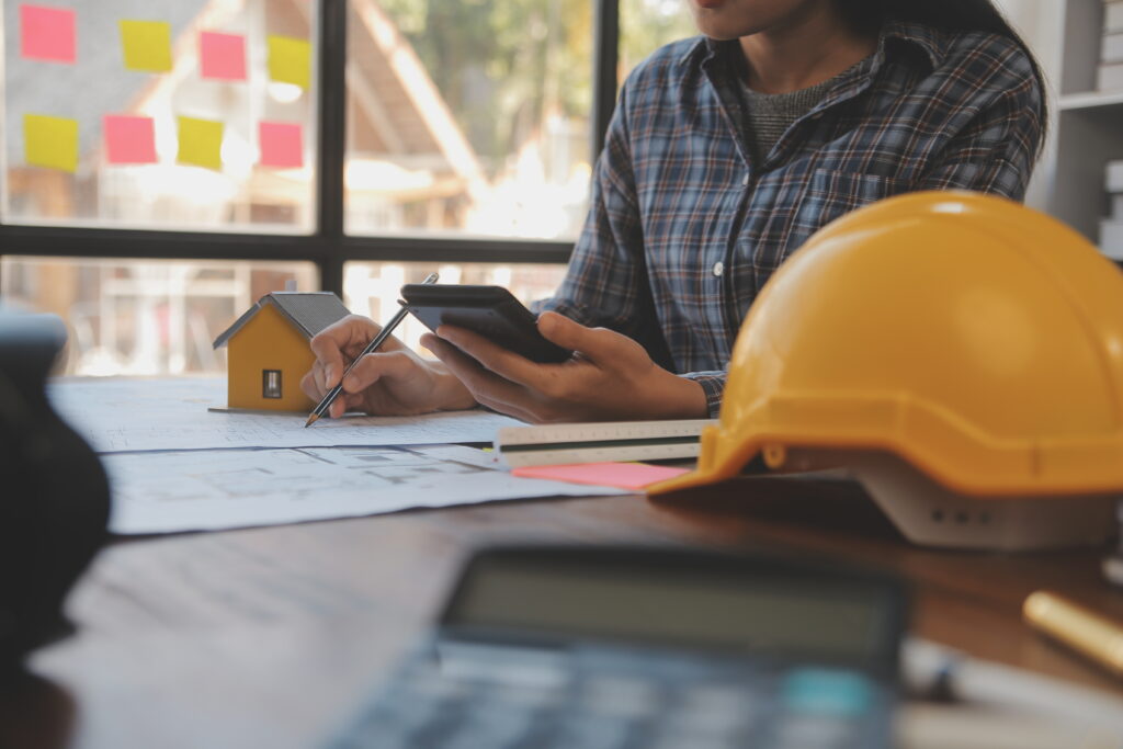 Une équipe d'ingénieurs en construction s'entretient avec des gestionnaires et des constructeurs.